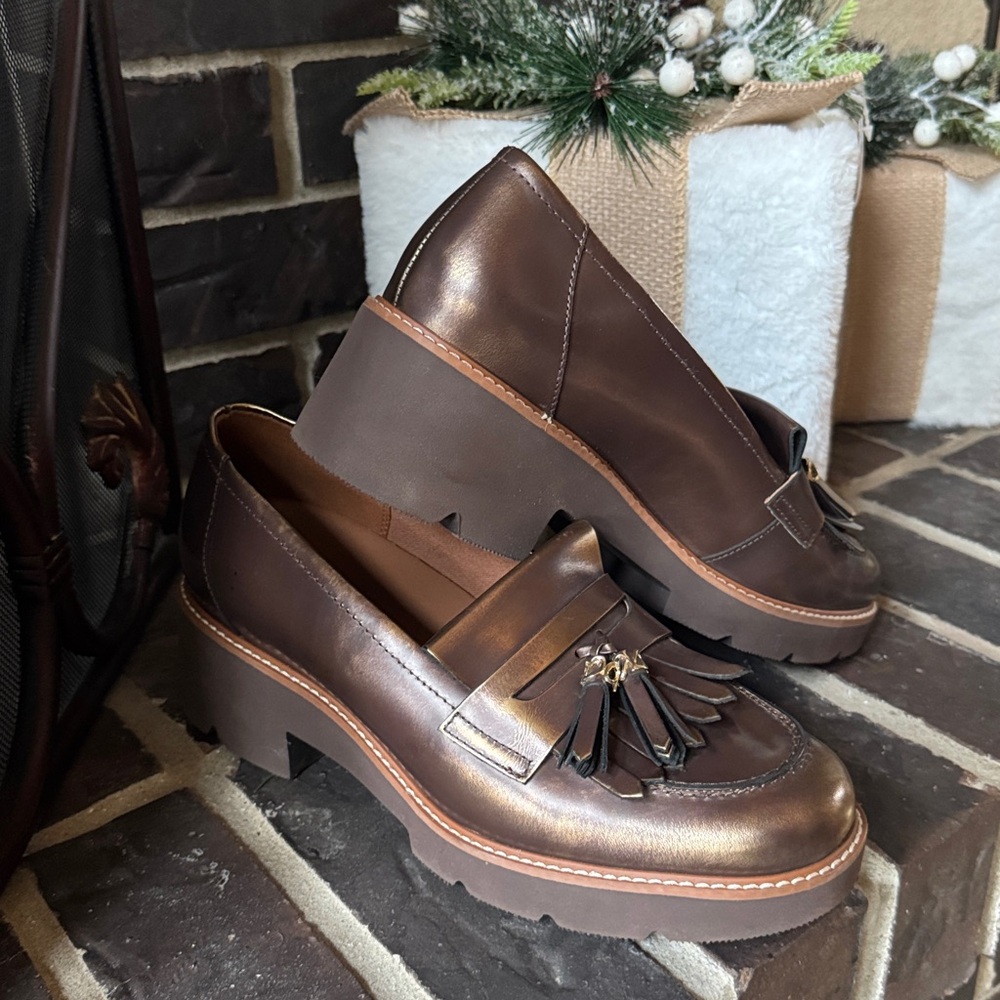 Naturalizer vintage bronze loafer with elevated tassel. Size 10W